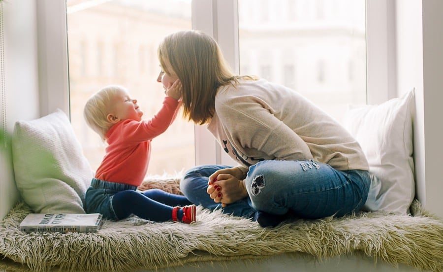 Baby rører ved babysitters ansigt