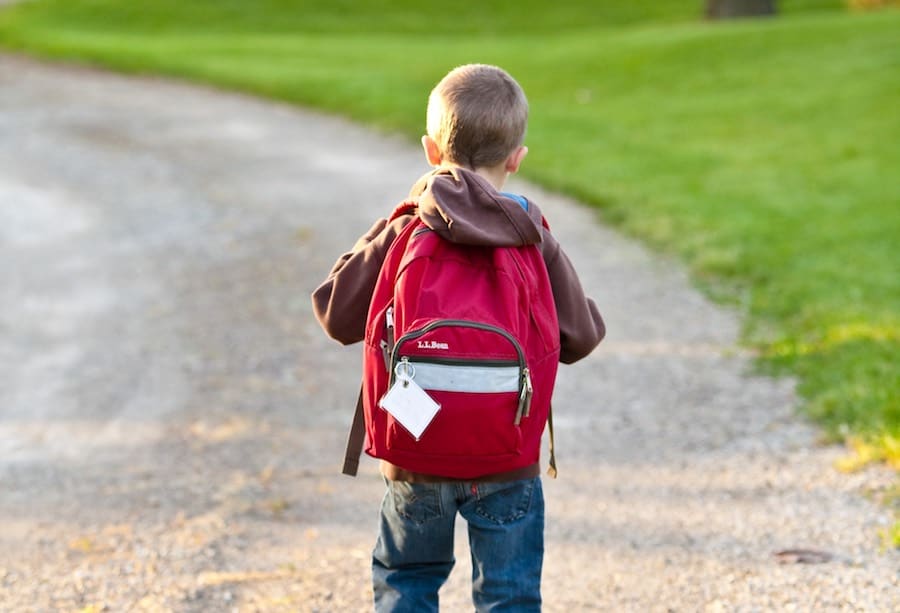 Barnet på vej til sin første skoledag