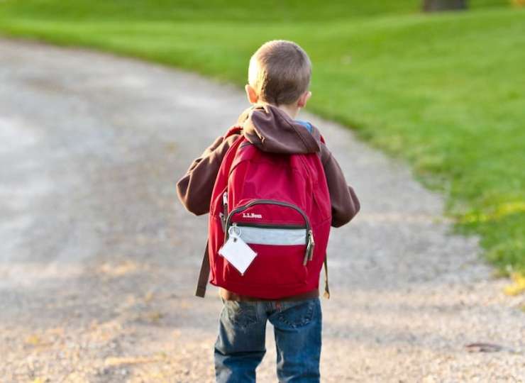 Barnet på vej til sin første skoledag